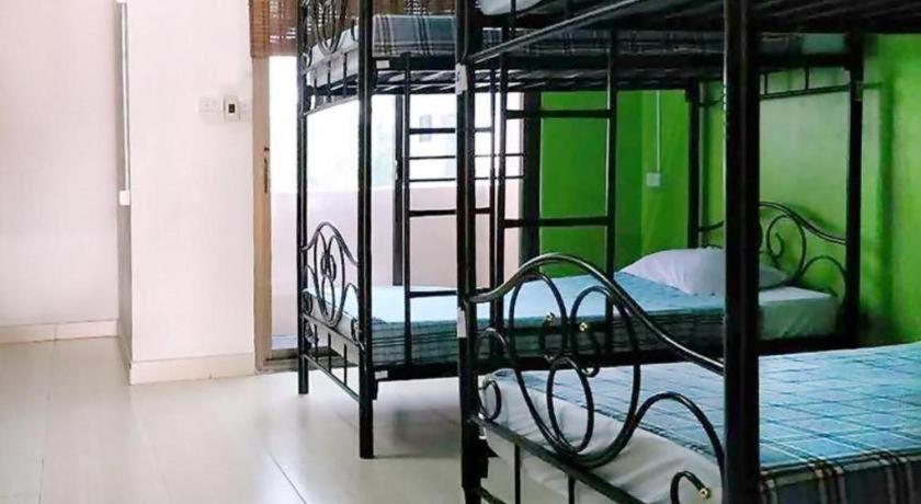 The Twins Hostel Bangkok Exterior photo